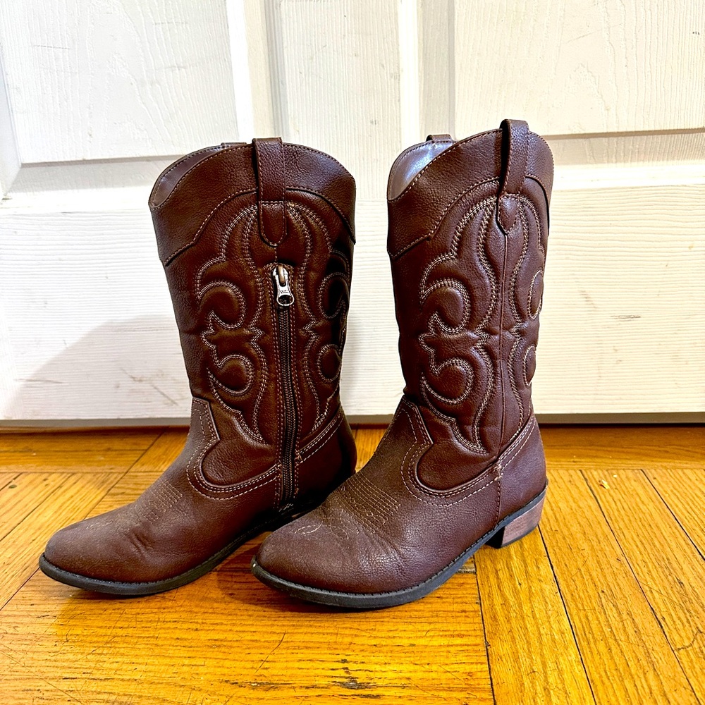 Girl’s cow boot size 2